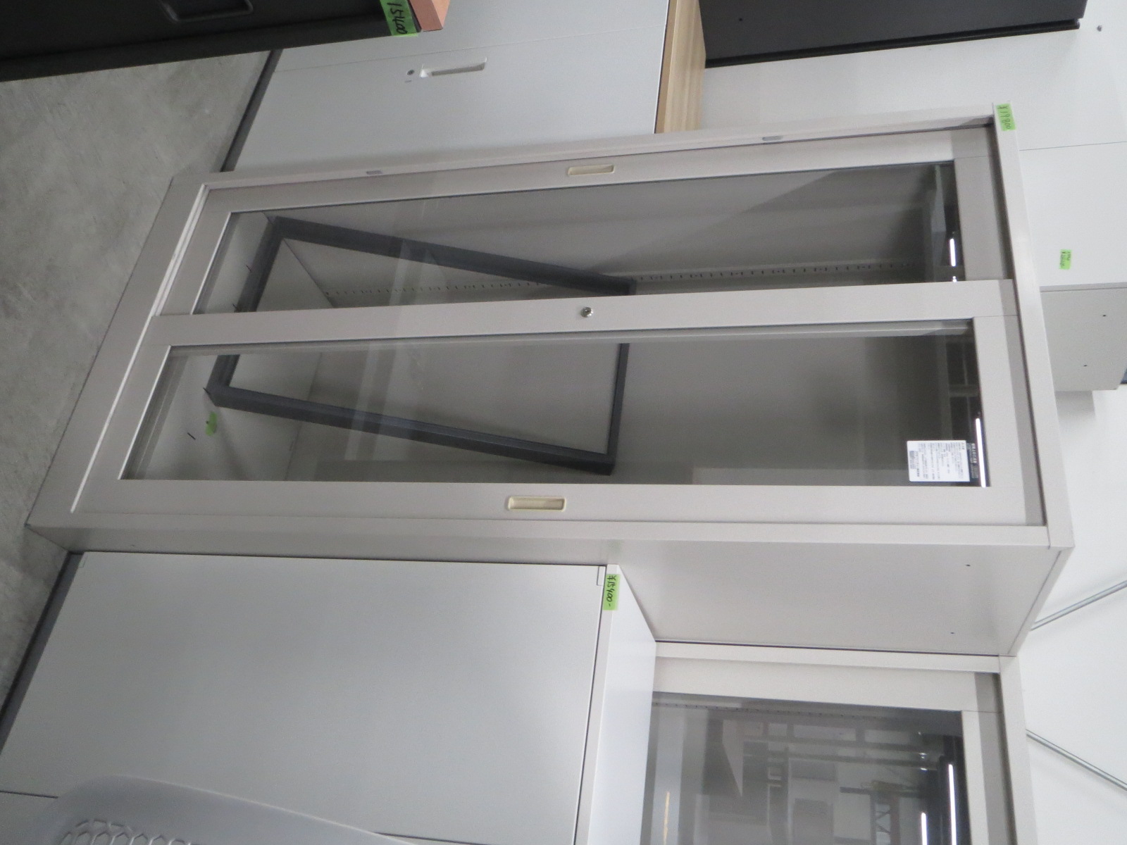 コクヨ製　奥深タイプ　ガラススライド書庫